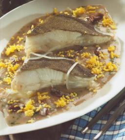 Keitettyä kampelaa anjoviskastikkeessa tarjoilualustalla