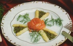 Keitettya parsaa vinaigrette-kastikkeen ja kylmasavustetun lohen kera