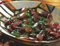 Keitetyt härkäpavut tarjoilulautasella