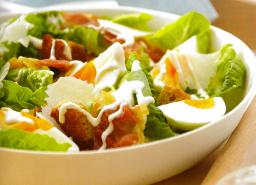 Keittotaidon caesarsalaattia kulhossa