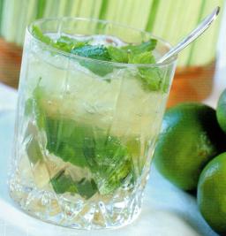 Kentauri cocktail mintulla ja limetillä