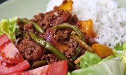 Kiinalaista jauhelihapataa lautasella