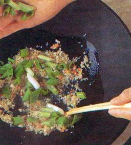 Kiinalaista mausteseosta sekoitetaan wokpannussa