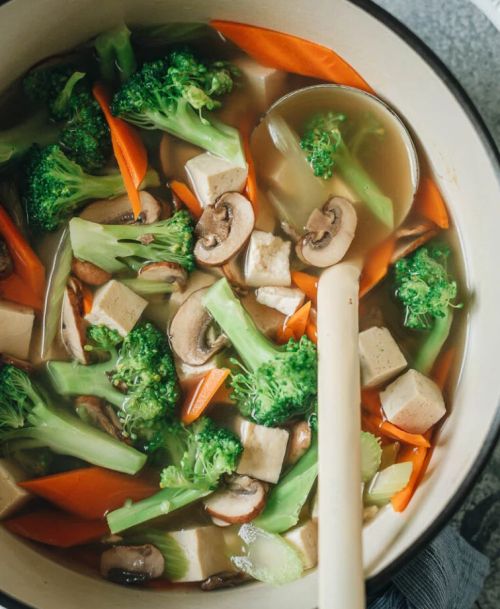 Kiinalaista pikakeittoa kattilassa