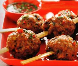 Kiinalaiset lihapullat tarjolla