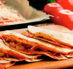 Kinkku-herkkusieni-quesadillat tarjolla