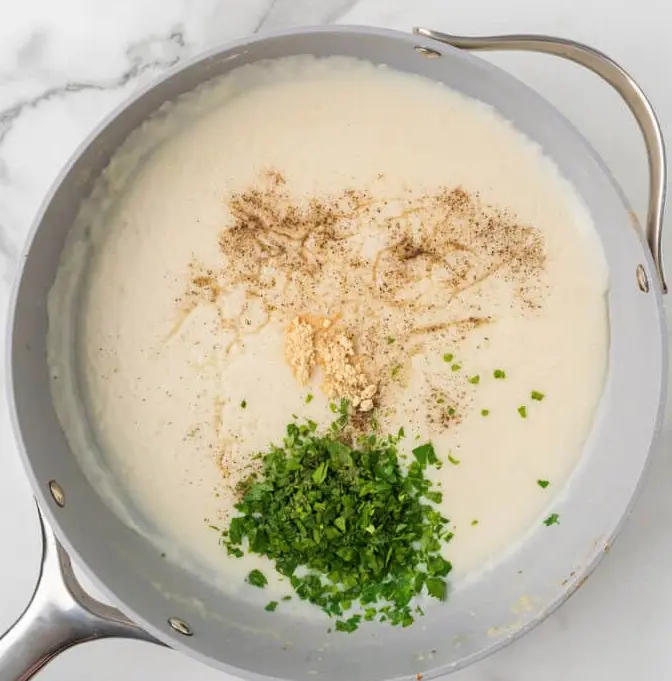 Kinkkukastike kattilassa, vaalea kastike savukinkulla ja sipulilla