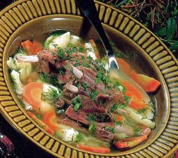 Kirkaslieminen lihakeitto lautasella