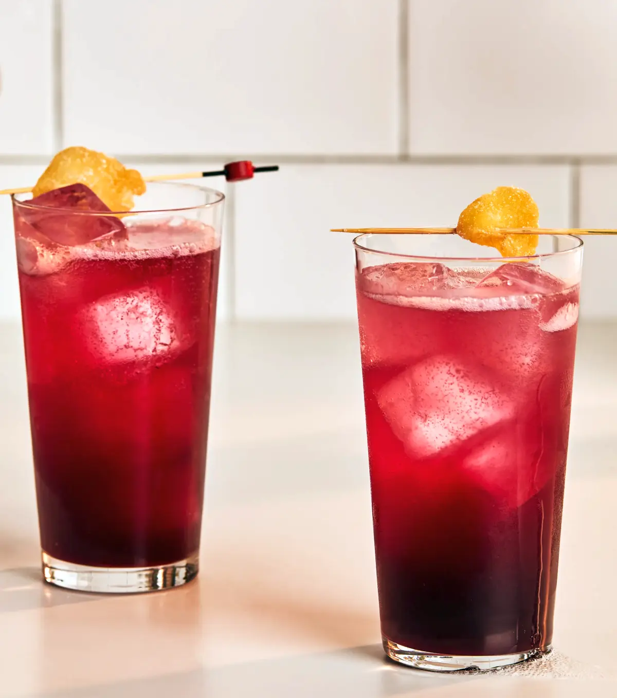 Kitty-juoma grogilasissa