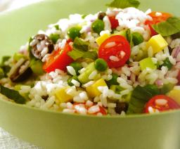 Klassisen riisisalaatin ainekset voi valita sen mukaan, mitä kotipuutarhasta tai jääkaapista löytyy