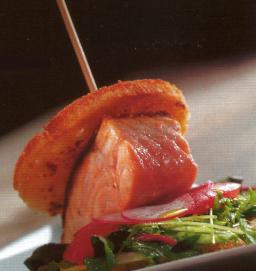 Klubileipä lohesta tarjolla lautasella