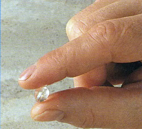 Kova kuula-aste sokeriliemi 125 astetta, kiinteä mutta muotoiltava pallo