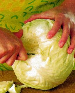 Koverra veitsellä kaalista kova kanta pois