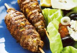 Kreikkalaiset jauhelihakebakot syötävän valmiina