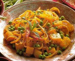 Kuiva peruna-hernecurry lautasella
