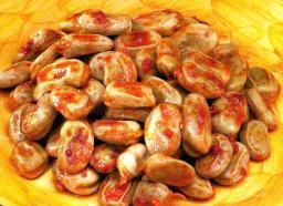 Kuminalla ja harissalla maustettu härkäpapusalaatti tarjolla lautasella