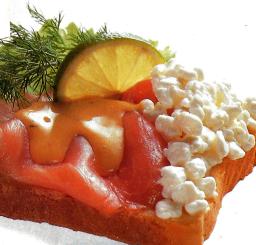 Kuninkaallista kalaleipää tarjolla lautasella