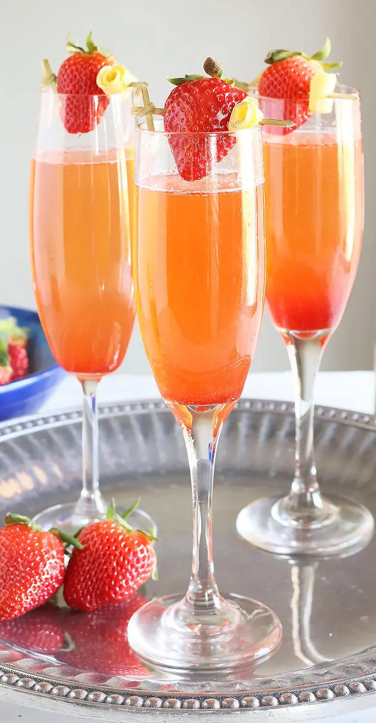 Kuohuviinipunssi kuohuviinilasissa