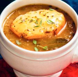 Kuorrutettua sipulikeittoa kulhossa