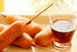 Kuorrutetut nakit tarjoilualustalla vaahterasiirapin kera