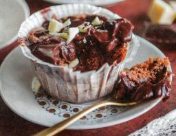 Kuorruttu suklaamuffini tarjolla