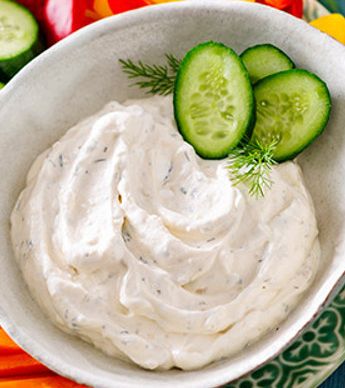 Kurkku-dippikastike tarjoiluvalmiina