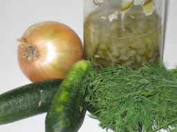 Kurkkupikkelsiä valmiina