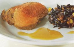 Kuusipeuranpaisti omena-sieniraguun ja siiderikastikkeen kanssa lautasella