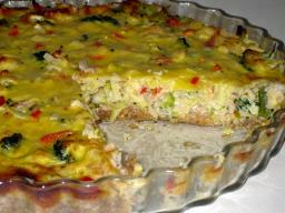 Kylmäsavulohi-kasvisquiche tarjolla