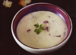 Kylmäsavuporokeittoa kulhossa