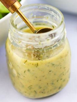 Kuohkea, vaaleankeltainen salaatinkastike