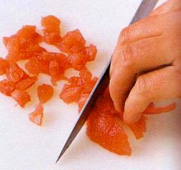 Tomaattien suikaleiksi leikkaaminen