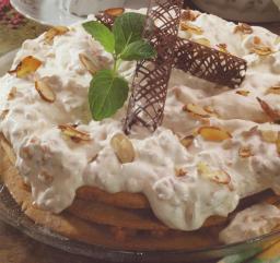 Lakkatäytekakku tarjoiluvalmiina