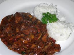 Lammasta viinissä lautasella riisin kera