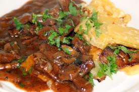 Lammasta viinissä valkosipuliperunoilla