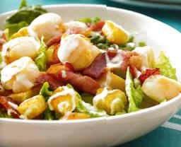 Lämmintä kampasimpukkasalaattia kulhossa