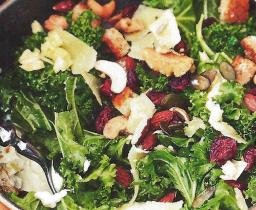 Lämmintä lehtikaalisalaattia tarjolla