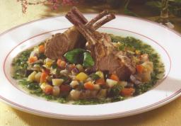 Lampaankyljyksiä sekakasvispedillä vihreän yrttikastikkeen kera lautasella