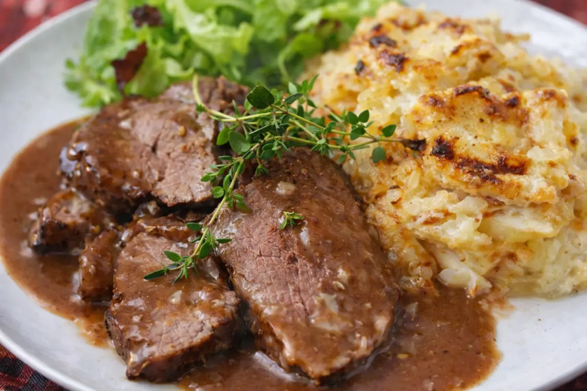 Lampaanpaisti perunapaistoksen kera lautasella