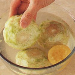 Pane artisokansydämet kylmään veteen