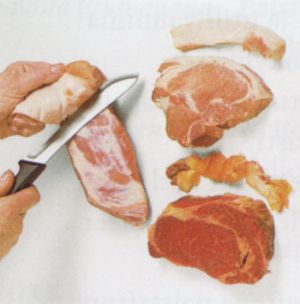 Leikkaa pois liika rasva terävällä veitsellä