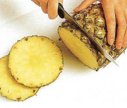 Leikkaa ananas poikittain viipaleiksi