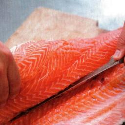 Levitä fileet sivuille ja leikkaa ne irti ruodoista