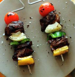 Lihavihanneskebabit tarjolla