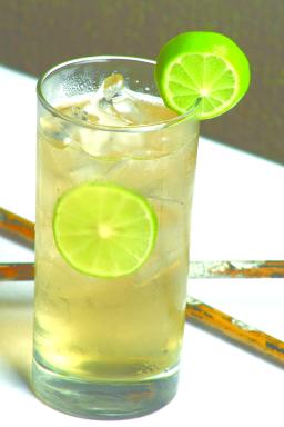 Lime-cocktail lasissa