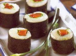 Lohi-pinaatti-perunasoserullat alustalla