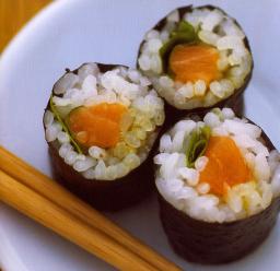 Lohi-rucolarullat peston kera lautasella