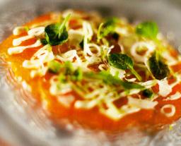 Lohicarpaccio lautasella