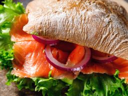 Lohihampurilainen tarjoiluvalmiina