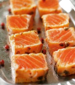 Lohipastrami ja wasabikastiketta tarjoilualustalla